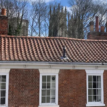 Intown - 60 Second Walk 2 Minster! Konukevi 3*